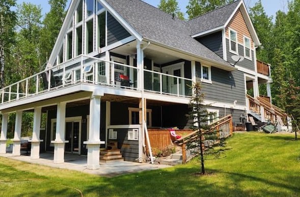 The Gull Lake House — A private gathering house in the Alberta pines